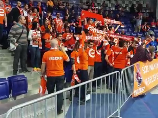 WorldofVolley CL W Eczacıbaşı fans vs Vakifbank fans VIDEO