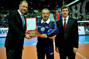 Referee Mohamed Lazreug honoured before his last FIVB match