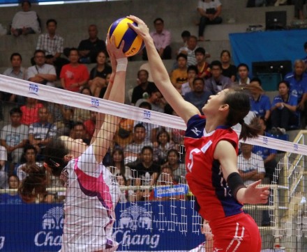 Tianjin and Taipei fight for ball over net