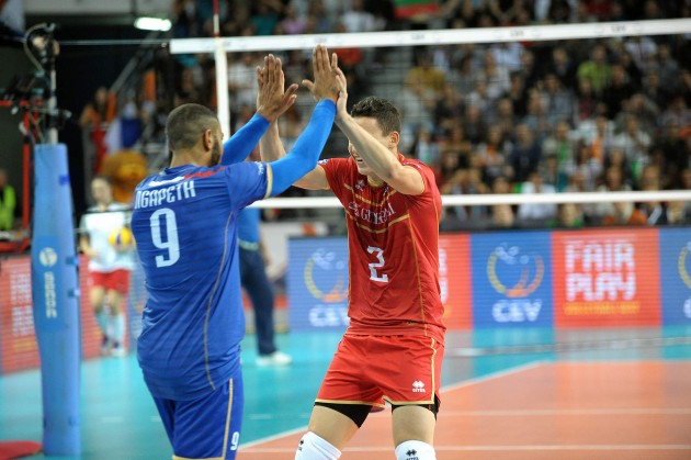 Grebennikov (red jersey)