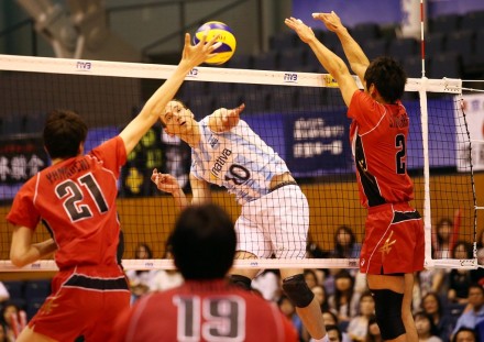 Jose Luis Gonzalez tests the Japan defense