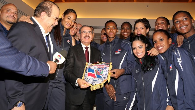 Medina-visits-Dominican-players-in-Italy