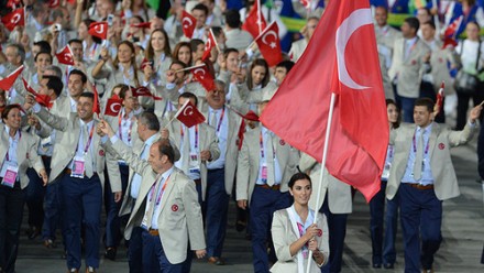 Neslihan-Darnel-Turkey-flagbearer