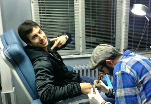 Nikic in tattoo studio