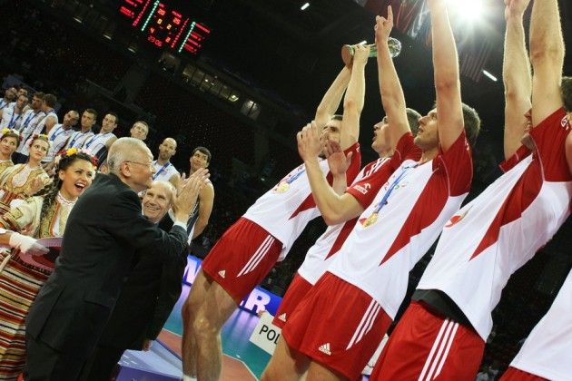 Poland-captain-Marcin-Mozdzonek-lifts-the-World-League-trophy