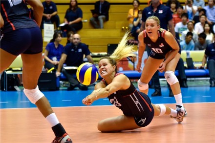 Kelsey Robinson of USA receives the ball