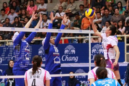 Tianjin's Li Ying tries to drop over the Iranian blockers at the wing