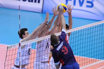 Dusan Bonacic of Chile in an attack play against Argentina