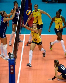 Brazilians and Italians fighting for a ball