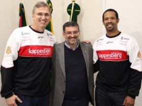 Dennis (first on right) with coach Paulao and Mayor of Canoas