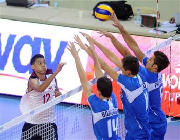 Venezuela's Julio Andrez Perez Zerpa trying to score against Italian triple block