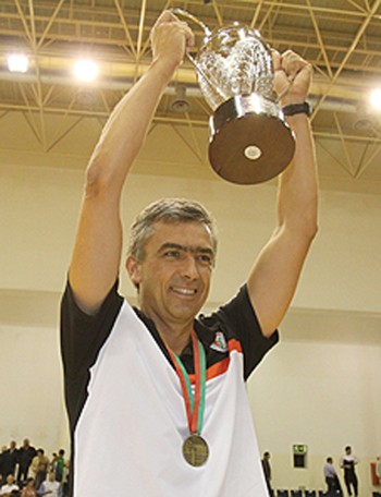 Jose Jardim with the trophy