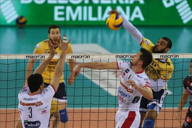 Ngapeth attacks