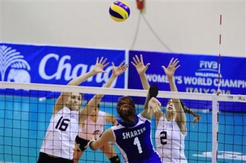 Poland's Malwina Smarzek attacks the Argentina's blockers