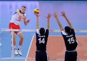 Dražen Luburić spikes against Tunisia's block