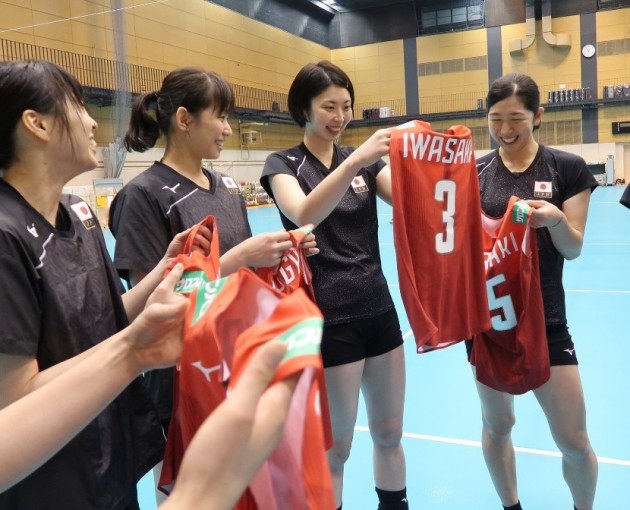 Erika Araki with new jersey of Japan NT