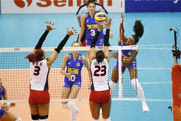 Fe Garay against Dominican block