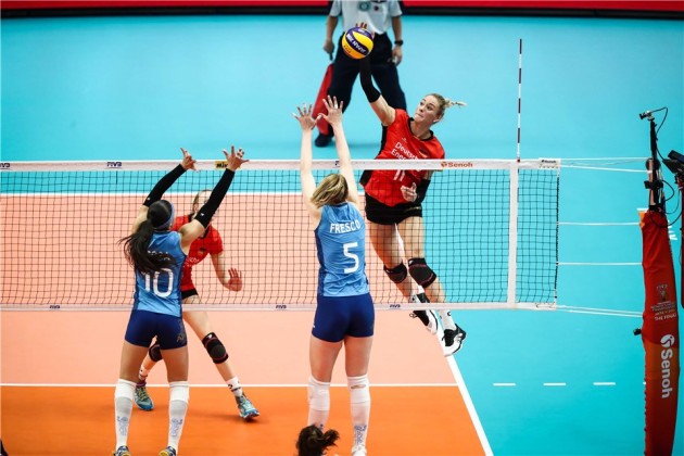 Louisa Lippmann spikes against Argentina