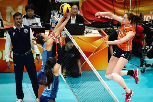 Lonneke Sloetjes against Argentinean block