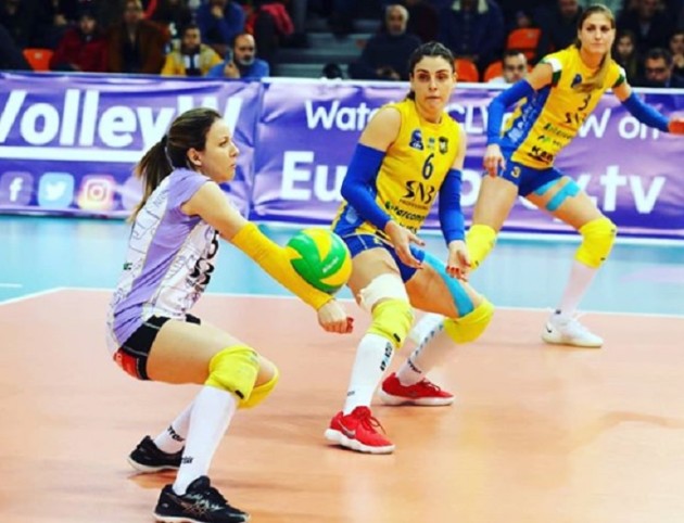 Zhana Todorova receives the ball