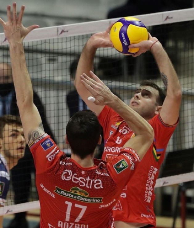 Luciano de Cecco sets the ball