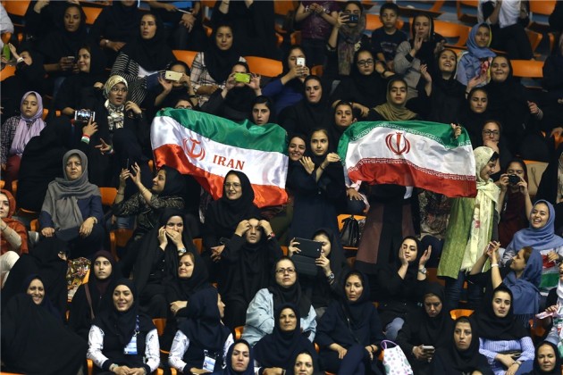 Women watching Iran - Serbia