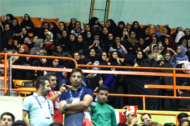 Women watching Iran - Serbia