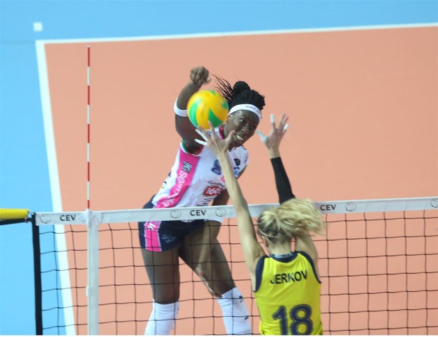 Paola Egonu against Mia Jerkov from Fenerbahce