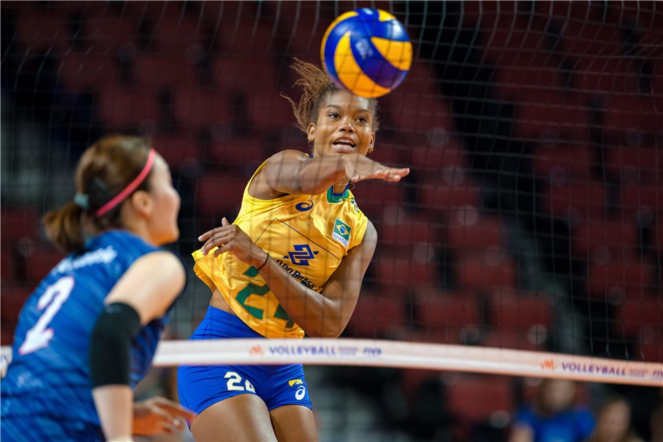 Lorenne é confirmada pelo campeão russo – Web Vôlei