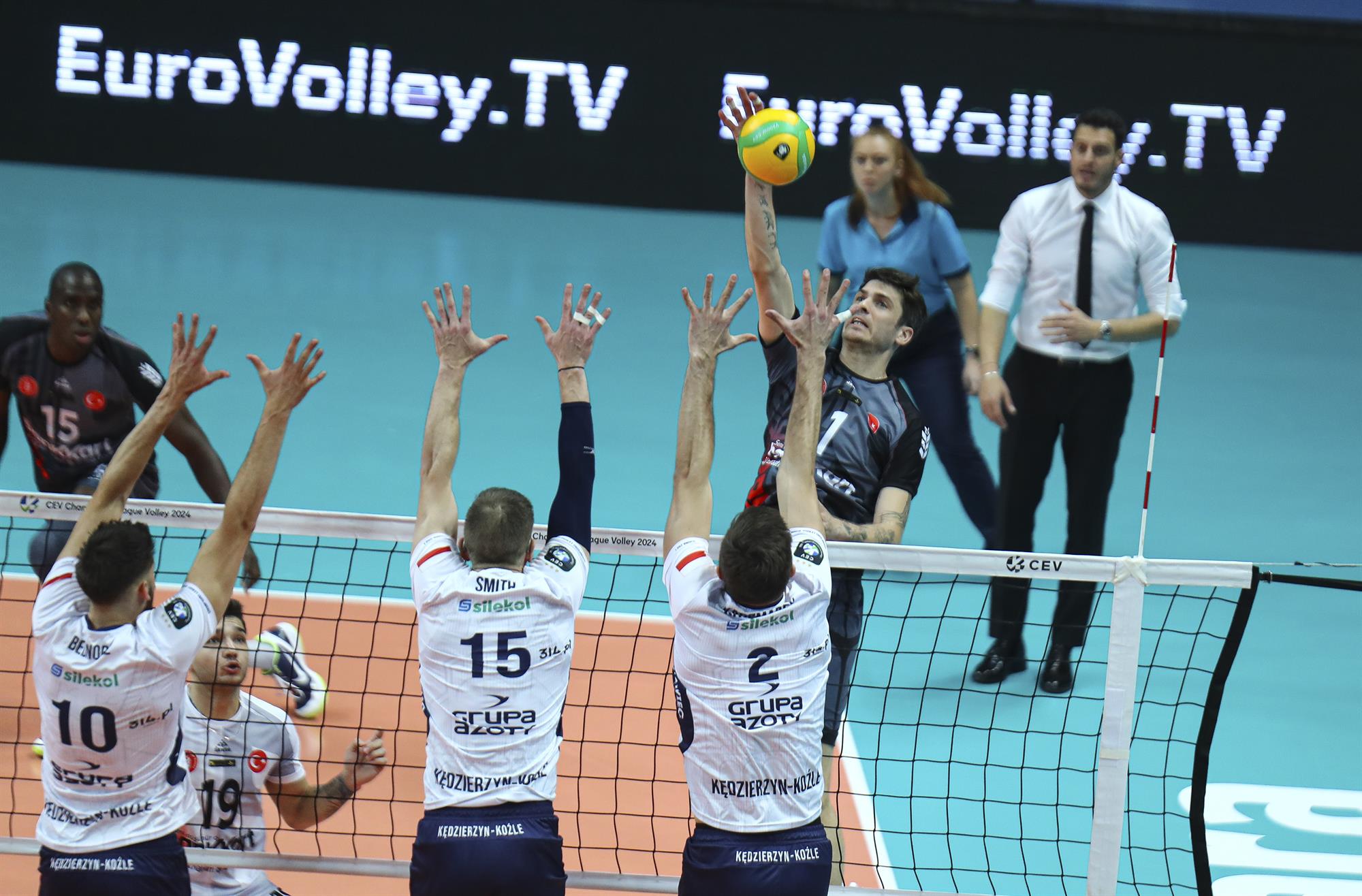 WorldofVolley :: Ziraat Bankkart Triumphs Over Defending Champions in 