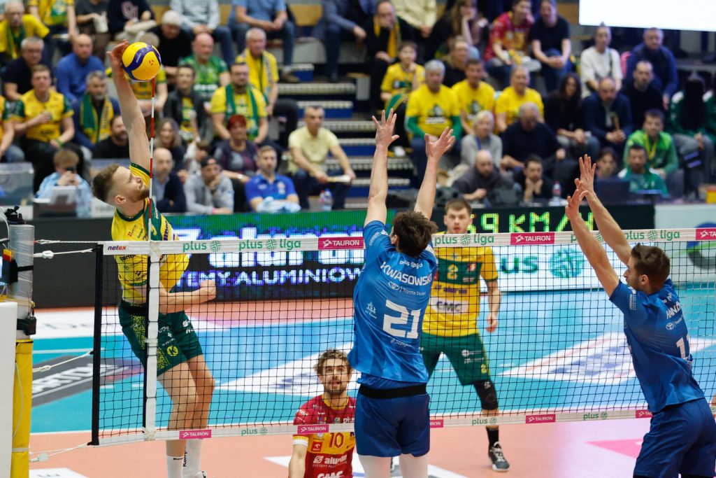 Volleyball players from Aluron CMC Warta Zawiercie in action against Cuprum Stilon Gorzów during a PlusLiga match.