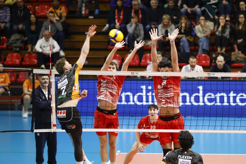 Jugadores de Piacenza celebrando un punto en la cancha