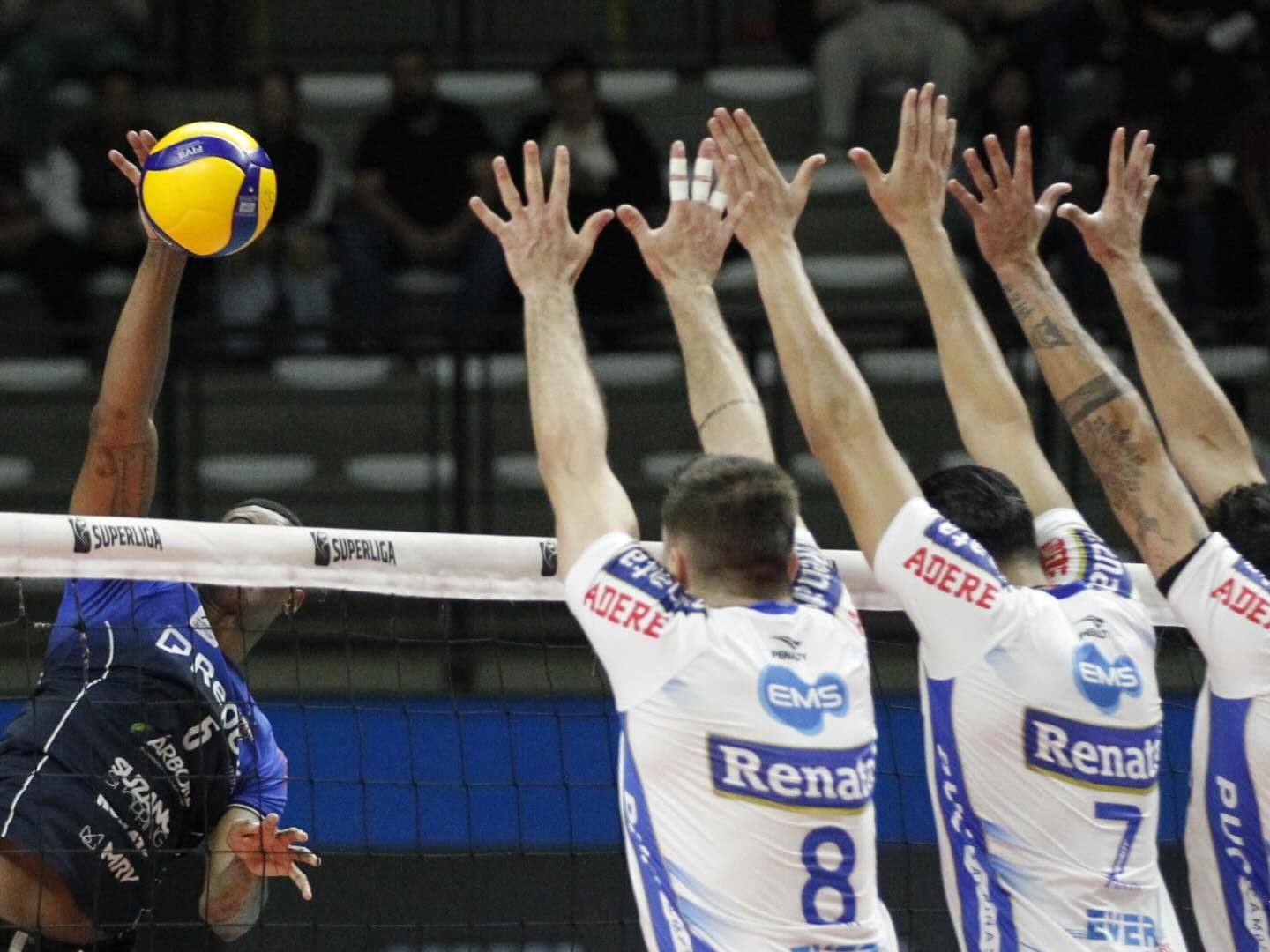 Volleyball players in action during a match between Suzano and Vôlei Renata