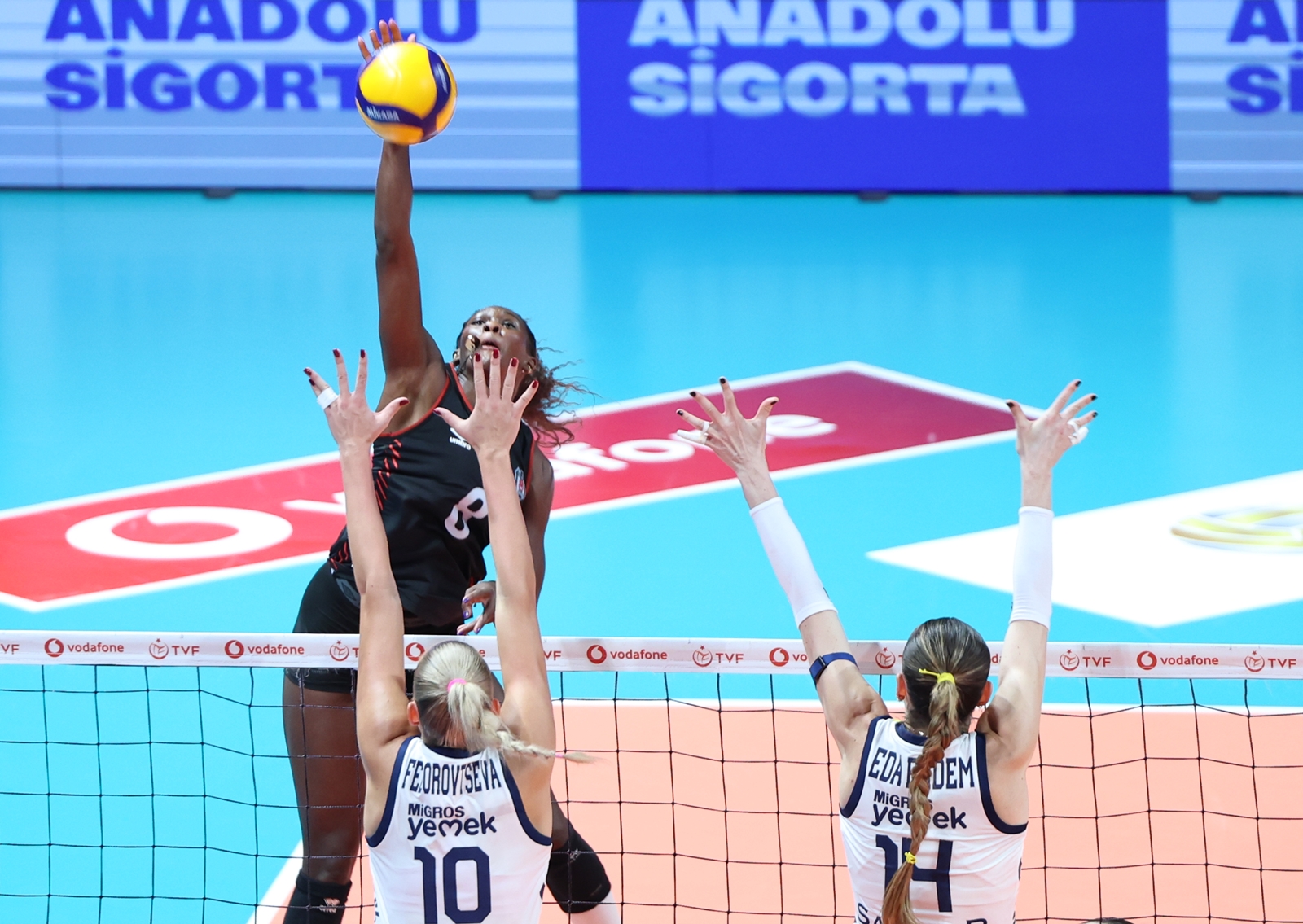 Fenerbahçe Roar Back to Defeat Beşiktaş in Vodafone Sultanlar League Thriller
