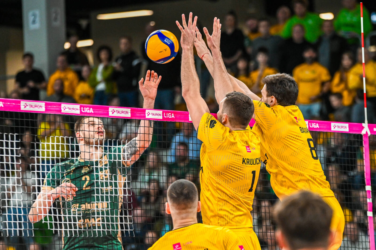 Katowice Shocks Champions as Warsaw Wins Polish Volleyball Opener